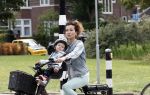 Amsterdam 16 juli 2023
Birgit Schuurman met zoontje op de fiets . Haar vriend Sander v Haarlem rijdt op scooter