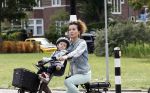 Amsterdam 16 juli 2023
Birgit Schuurman met zoontje op de fiets . Haar vriend Sander v Haarlem rijdt op scooter