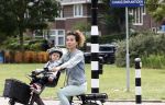 Amsterdam 16 juli 2023
Birgit Schuurman met zoontje op de fiets . Haar vriend Sander v Haarlem rijdt op scooter