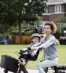 Amsterdam 16 juli 2023
Birgit Schuurman met zoontje op de fiets . Haar vriend Sander v Haarlem rijdt op scooter
