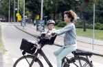Amsterdam 16 juli 2023
Birgit Schuurman met zoontje op de fiets . Haar vriend Sander v Haarlem rijdt op scooter