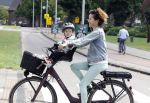 Amsterdam 16 juli 2023
Birgit Schuurman met zoontje op de fiets . Haar vriend Sander v Haarlem rijdt op scooter