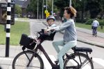 Amsterdam 16 juli 2023
Birgit Schuurman met zoontje op de fiets . Haar vriend Sander v Haarlem rijdt op scooter