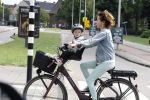 Amsterdam 16 juli 2023
Birgit Schuurman met zoontje op de fiets . Haar vriend Sander v Haarlem rijdt op scooter