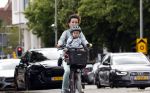 Amsterdam 16 juli 2023
Birgit Schuurman met zoontje op de fiets . Haar vriend Sander v Haarlem rijdt op scooter