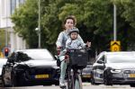 Amsterdam 16 juli 2023
Birgit Schuurman met zoontje op de fiets . Haar vriend Sander v Haarlem rijdt op scooter