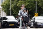 Amsterdam 16 juli 2023
Birgit Schuurman met zoontje op de fiets . Haar vriend Sander v Haarlem rijdt op scooter