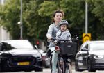 Amsterdam 16 juli 2023
Birgit Schuurman met zoontje op de fiets . Haar vriend Sander v Haarlem rijdt op scooter