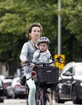 Amsterdam 16 juli 2023
Birgit Schuurman met zoontje op de fiets . Haar vriend Sander v Haarlem rijdt op scooter