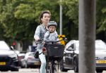 Amsterdam 16 juli 2023
Birgit Schuurman met zoontje op de fiets . Haar vriend Sander v Haarlem rijdt op scooter
