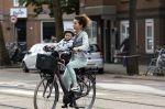 Amsterdam 16 juli 2023
Birgit Schuurman met zoontje op de fiets . Haar vriend Sander v Haarlem rijdt op scooter