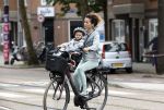 Amsterdam 16 juli 2023
Birgit Schuurman met zoontje op de fiets . Haar vriend Sander v Haarlem rijdt op scooter