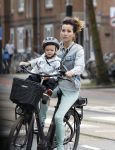 Amsterdam 16 juli 2023
Birgit Schuurman met zoontje op de fiets . Haar vriend Sander v Haarlem rijdt op scooter