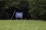 Lage Vuursche 28 juli 2023
Palijs Drakensteyn van prinss Beatrix . De poort is geschilderd en in de tuin staan hekken met donkee doeken voor privacy . Naast het landgoed is een stuk bouwgrond te koop.