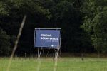 Lage Vuursche 28 juli 2023
Palijs Drakensteyn van prinss Beatrix . De poort is geschilderd en in de tuin staan hekken met donkee doeken voor privacy . Naast het landgoed is een stuk bouwgrond te koop.