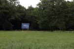Lage Vuursche 28 juli 2023
Palijs Drakensteyn van prinss Beatrix . De poort is geschilderd en in de tuin staan hekken met donkee doeken voor privacy . Naast het landgoed is een stuk bouwgrond te koop.