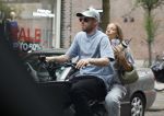 Amsterdam 14 juli 2023
Davy Klaassen met vriendin en hond op de bakfiets in Amsterdam zuid.