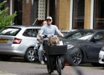 Amsterdam 14 juli 2023
Davy Klaassen met vriendin en hond op de bakfiets in Amsterdam zuid.
