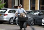 Amsterdam 14 juli 2023
Davy Klaassen met vriendin en hond op de bakfiets in Amsterdam zuid.