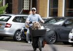 Amsterdam 14 juli 2023
Davy Klaassen met vriendin en hond op de bakfiets in Amsterdam zuid.