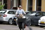 Amsterdam 14 juli 2023
Davy Klaassen met vriendin en hond op de bakfiets in Amsterdam zuid.