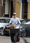 Amsterdam 14 juli 2023
Davy Klaassen met vriendin en hond op de bakfiets in Amsterdam zuid.