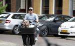 Amsterdam 14 juli 2023
Davy Klaassen met vriendin en hond op de bakfiets in Amsterdam zuid.