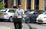 Amsterdam 14 juli 2023
Davy Klaassen met vriendin en hond op de bakfiets in Amsterdam zuid.