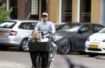 Amsterdam 14 juli 2023
Davy Klaassen met vriendin en hond op de bakfiets in Amsterdam zuid.