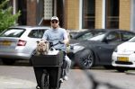 Amsterdam 14 juli 2023
Davy Klaassen met vriendin en hond op de bakfiets in Amsterdam zuid.