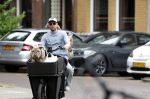 Amsterdam 14 juli 2023
Davy Klaassen met vriendin en hond op de bakfiets in Amsterdam zuid.