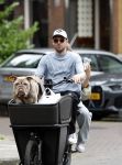 Amsterdam 14 juli 2023
Davy Klaassen met vriendin en hond op de bakfiets in Amsterdam zuid.