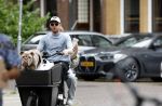 Amsterdam 14 juli 2023
Davy Klaassen met vriendin en hond op de bakfiets in Amsterdam zuid.