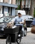 Amsterdam 14 juli 2023
Davy Klaassen met vriendin en hond op de bakfiets in Amsterdam zuid.