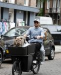 Amsterdam 14 juli 2023
Davy Klaassen met vriendin en hond op de bakfiets in Amsterdam zuid.