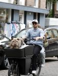 Amsterdam 14 juli 2023
Davy Klaassen met vriendin en hond op de bakfiets in Amsterdam zuid.