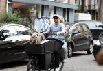 Amsterdam 14 juli 2023
Davy Klaassen met vriendin en hond op de bakfiets in Amsterdam zuid.