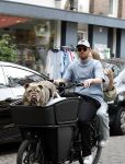Amsterdam 14 juli 2023
Davy Klaassen met vriendin en hond op de bakfiets in Amsterdam zuid.