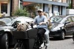 Amsterdam 14 juli 2023
Davy Klaassen met vriendin en hond op de bakfiets in Amsterdam zuid.