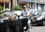 Amsterdam 14 juli 2023
Davy Klaassen met vriendin en hond op de bakfiets in Amsterdam zuid.