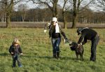 Hoge Veluwe 9 decedmber 2006
Dinand Woesthof zijn zwangere vriendin Lucy en zoontje Dean Maddy wandelen met de honden in park de hoge veluwe.
Peter Smulders bv