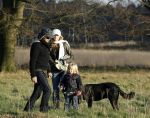 Hoge Veluwe 9 decedmber 2006
Dinand Woesthof zijn zwangere vriendin Lucy en zoontje Dean Maddy wandelen met de honden in park de hoge veluwe.
Peter Smulders bv