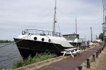 Amsterdam 27 juni 2023
Douwe Bob heeft een huis met 500K winst verkocht en woont nu op een boot aan het IJ