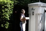 Huizen 7 8 en 9 juli 2023
De autos van Linda de Mol en Jeroen Rietbergen voor haar huis .
Linda viert haar verjaardag met vriendinnen in de tuin . Oa Susan Visser Mireille Bekooy Xenia Kasper en Lies Visschedijk waren aanwezig.
Echte Liefde Kaas en delicatessen brachten een cadeautje