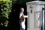 Huizen 7 8 en 9 juli 2023
De autos van Linda de Mol en Jeroen Rietbergen voor haar huis .
Linda viert haar verjaardag met vriendinnen in de tuin . Oa Susan Visser Mireille Bekooy Xenia Kasper en Lies Visschedijk waren aanwezig.
Echte Liefde Kaas en delicatessen brachten een cadeautje