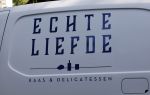 Huizen 7 8 en 9 juli 2023
De autos van Linda de Mol en Jeroen Rietbergen voor haar huis .
Linda viert haar verjaardag met vriendinnen in de tuin . Oa Susan Visser Mireille Bekooy Xenia Kasper en Lies Visschedijk waren aanwezig.
Echte Liefde Kaas en delicatessen brachten een cadeautje
