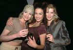 Katja Schuurman met haar vriendinnen Babette v Veen en Guusje Nederhorst met glas champagne in hun handen


PETER SMULDERS