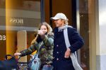 Amsterdam 8 november 2003

Guusje Nederhorst, Johnny de Mol en Chris Zegers wandelen met kinderwagen


Peter Smulders bv