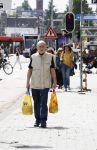 Amsterdam 6 juli 2023
Hugo Metsers heeft boodschappen gedaan en loopt terug naar zijn huis in Amsterdam zuid.