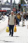 Amsterdam 6 juli 2023
Hugo Metsers heeft boodschappen gedaan en loopt terug naar zijn huis in Amsterdam zuid.